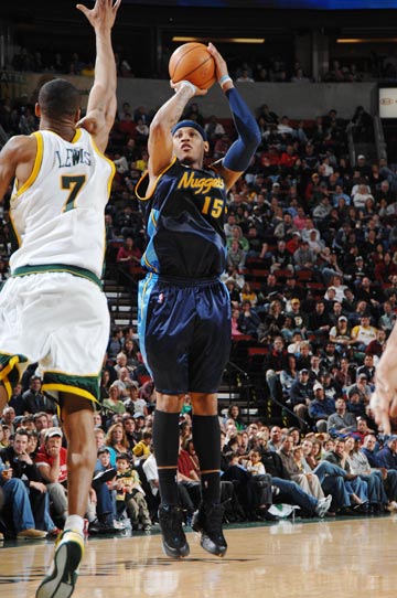 东部第一遭羞辱！米切尔狂轰38分难救主，活塞第三节狂飙20分击溃骑士.